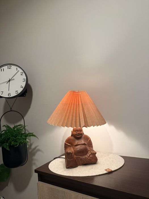 lampa drewniana z indii w kształcie figurki śmiejącego ikea się Buddy