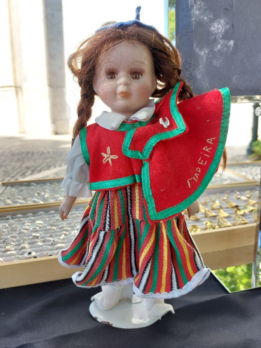 Boneca de porcelana com trage regional da ilha da Madeira