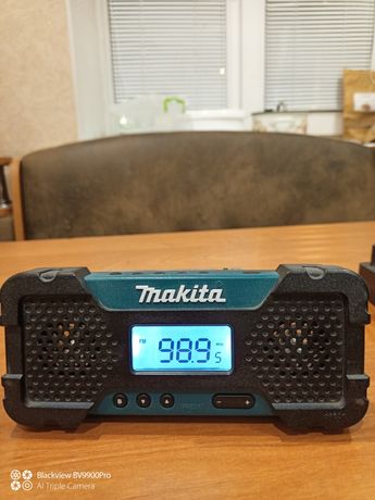 Аккумуляторный радиоприемник MAKITA MR051