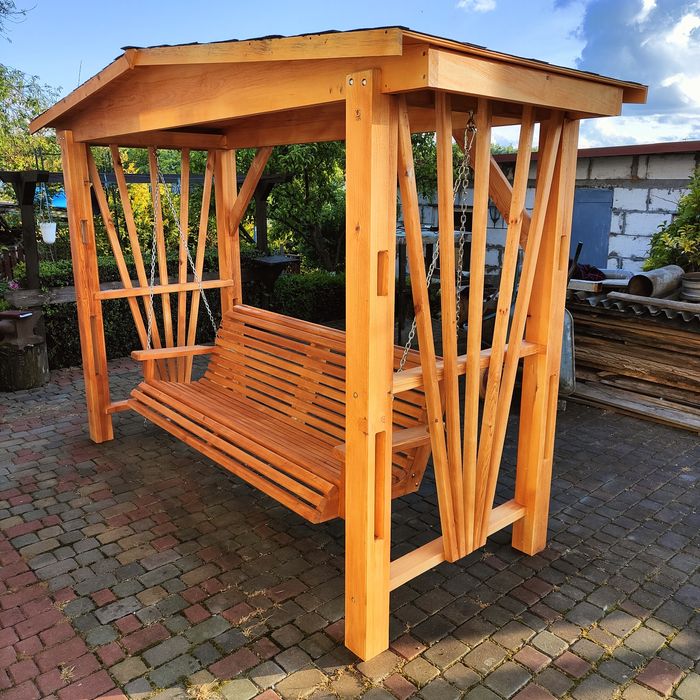 Гойдалка з дерева для саду та двору