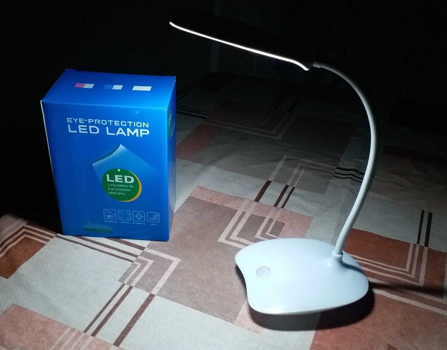 Настільна LED лампа з акумулятором