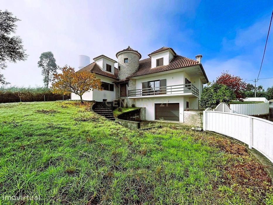 Moradia com arquitetura distinta e enorme potencial em Santa Comba Dão