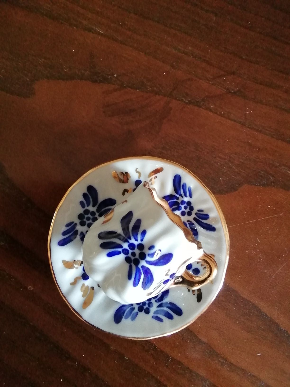 Chávena em miniatura porcelanas em pasta de limoges.