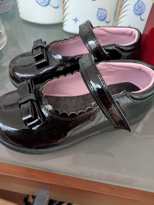 Sapato preto de menina