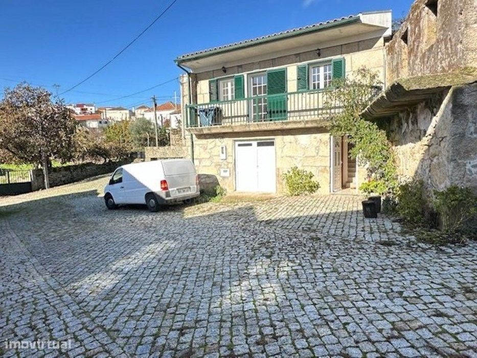 Magnifica Moradia T3 situada na lindíssima e pacata aldeia da Lousa...