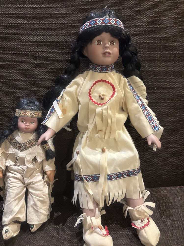 Lalki indianki w oryginalnym ubraniu.