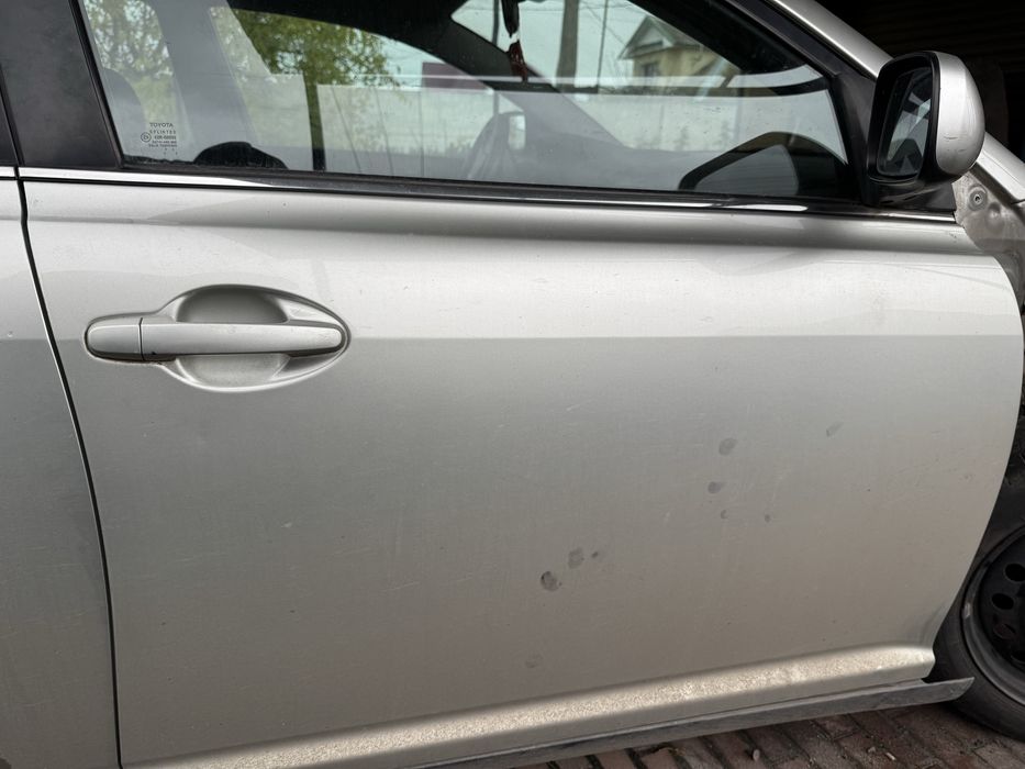 Двері праві Toyota Avensis T25