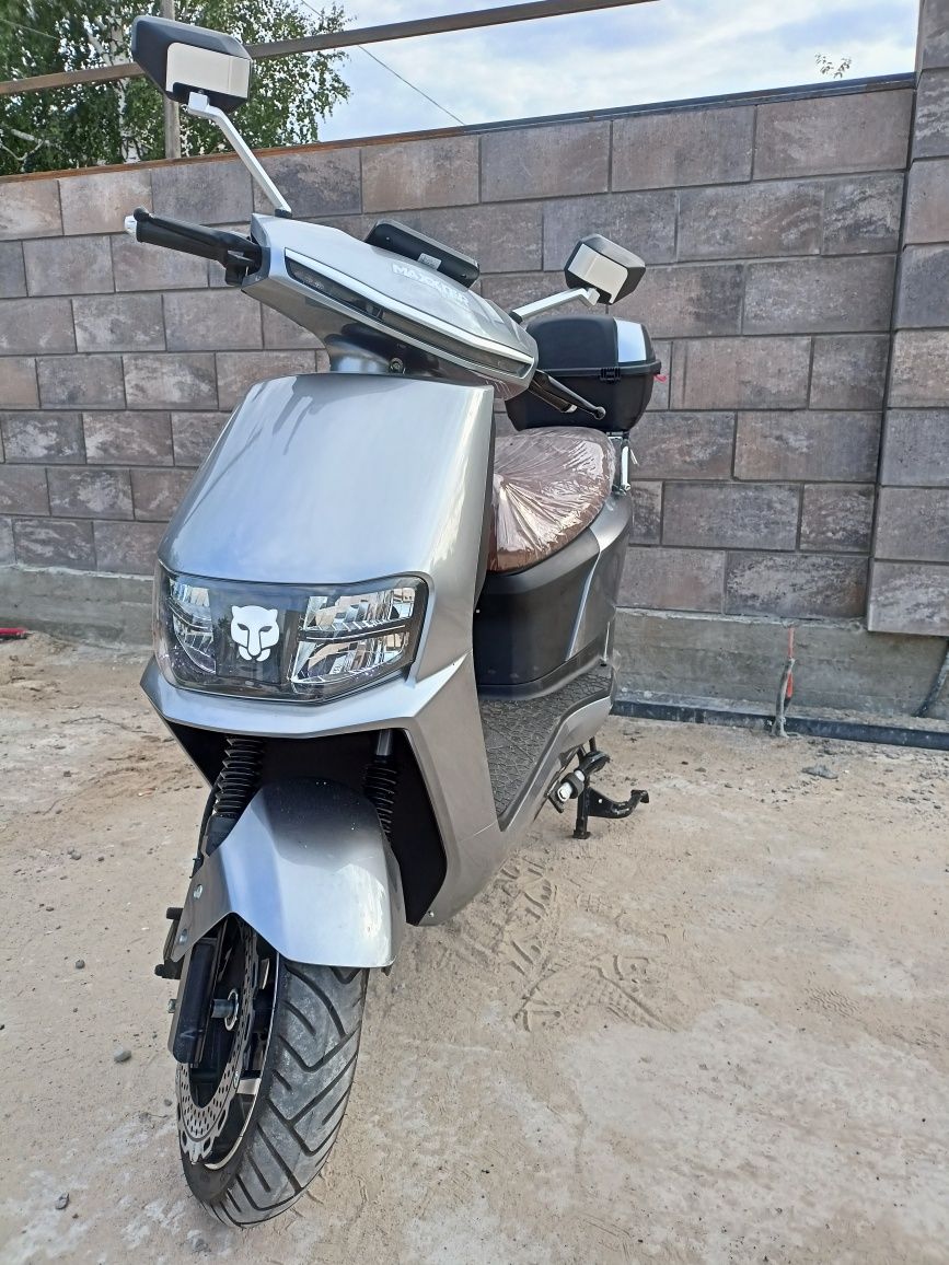 Електроскутер Maxxter LUMINA