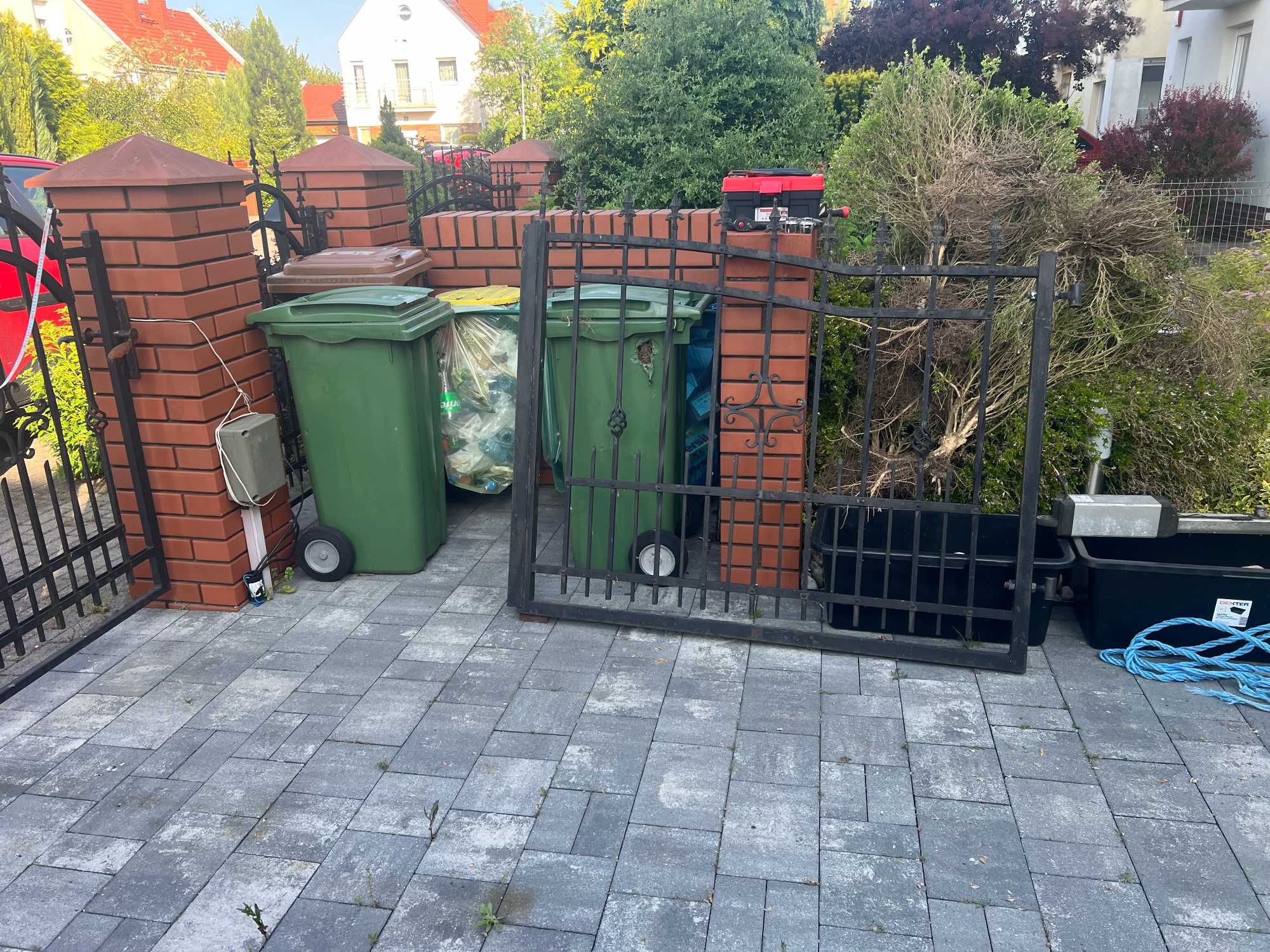 brama wjazdowa wraz z uliczka