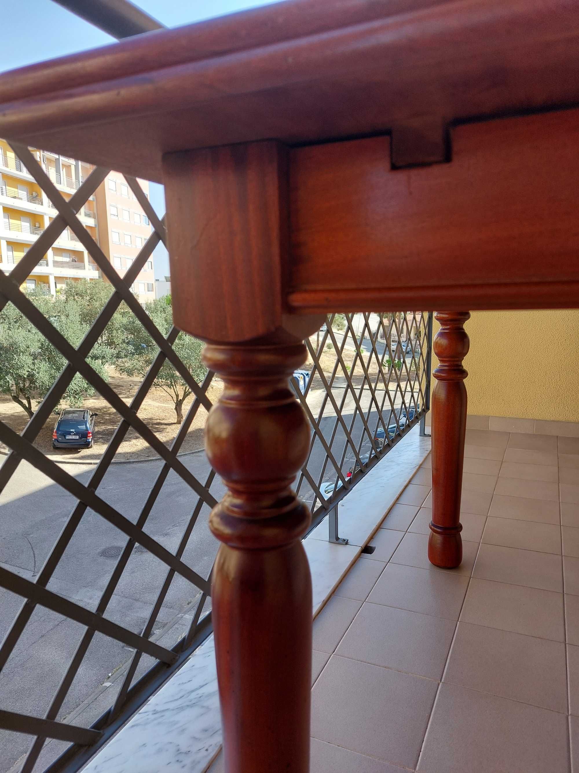 Mesa de sala em mogno maciço