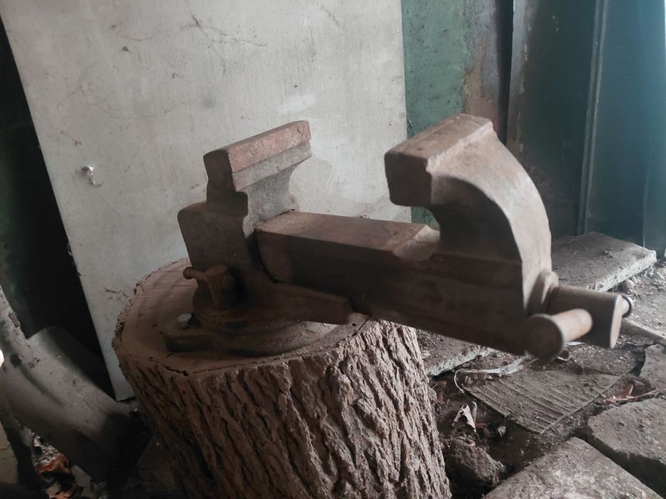 Тиски,продаються за 2500грн