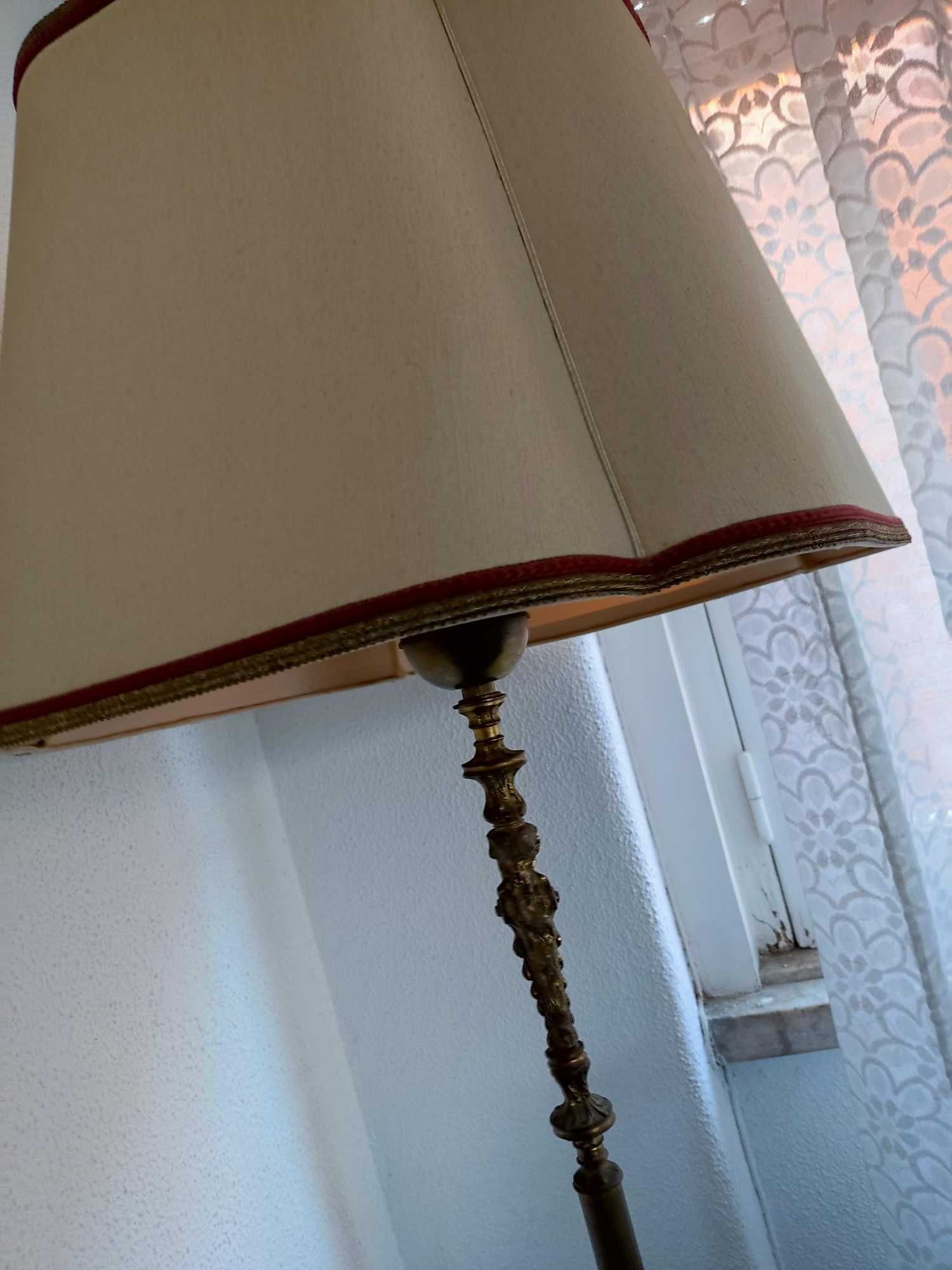 Candeeiro de Pé-Alto para Sala de estar ou Sala de jantar