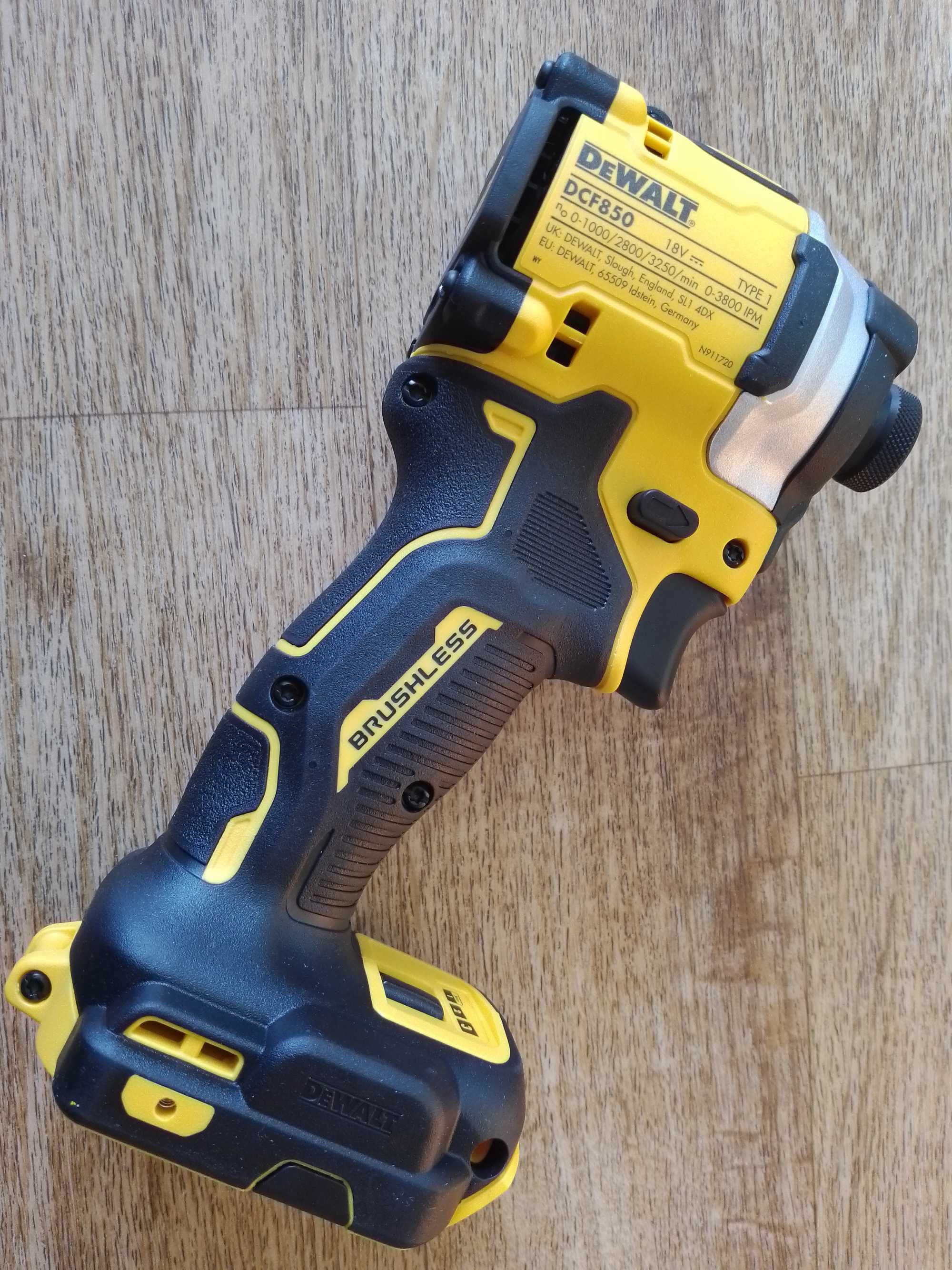 Шурупокрут ударний (Імпакт) безщітк. DeWALT DCF850N (206 Нм, 0,95кг)