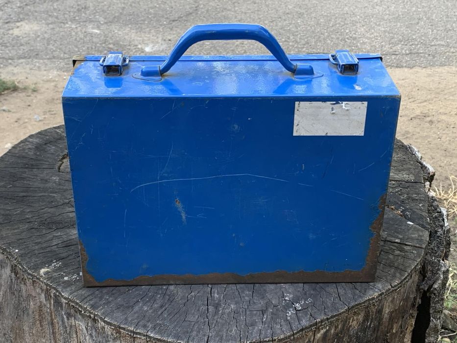 Металлический чемодан из Германии.