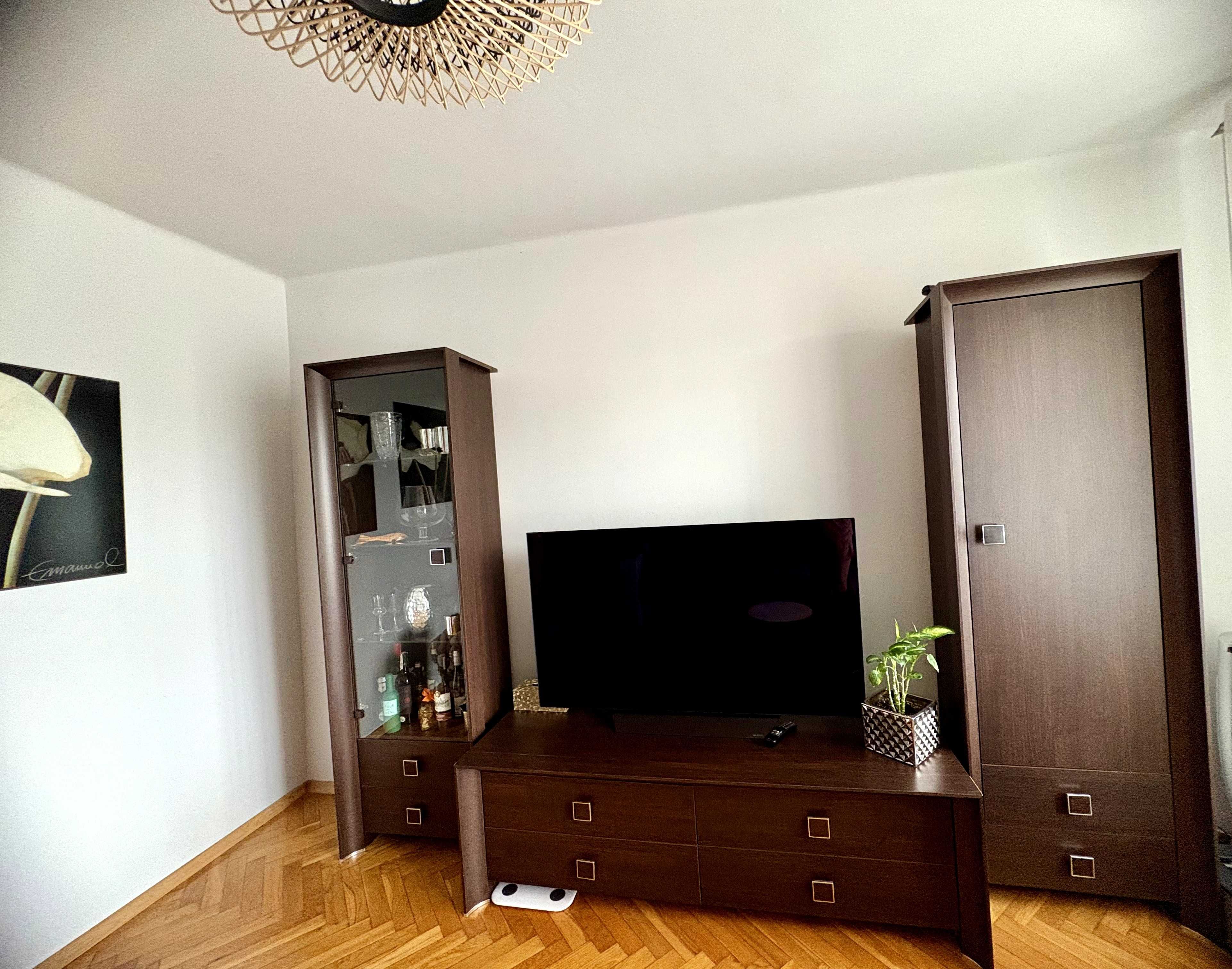 Zestaw mebli do salonu – witryna z LED + szafka + komoda RTV brązowe