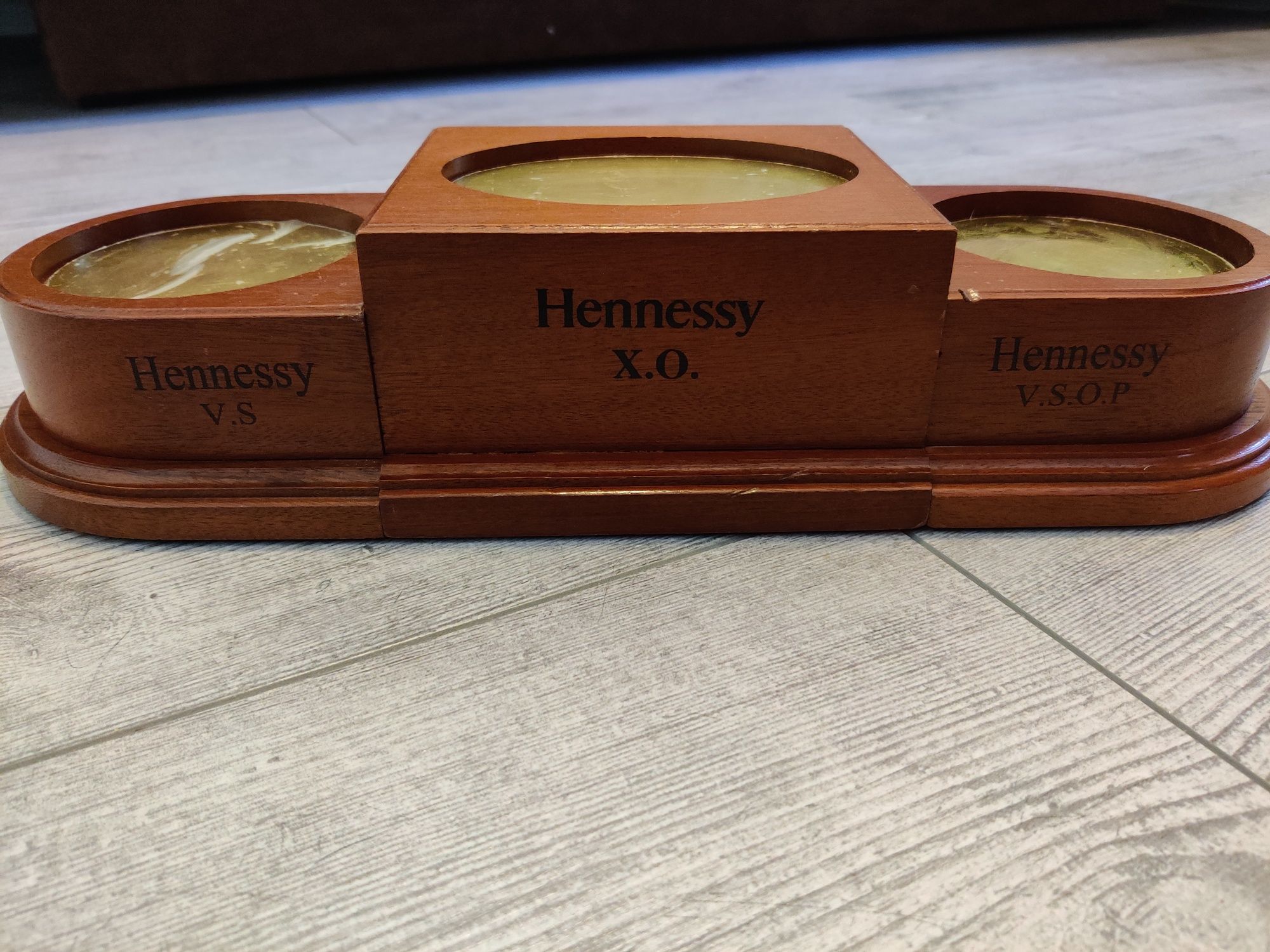 Stojak drewniany Hennessy Cognac Podstawka Koniak