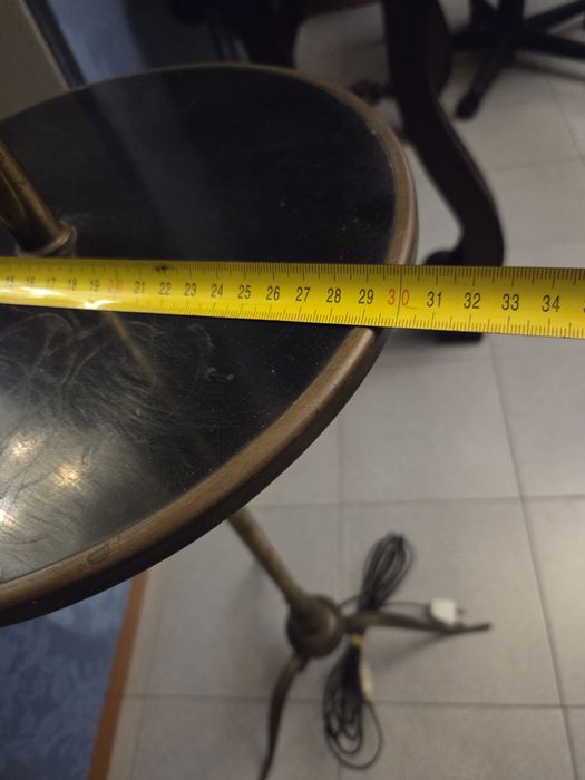 Candeeiro de coluna com mesa de apoio