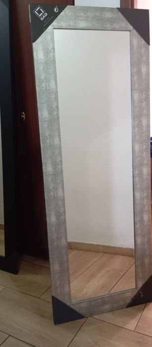 Espelho com moldura em cinza