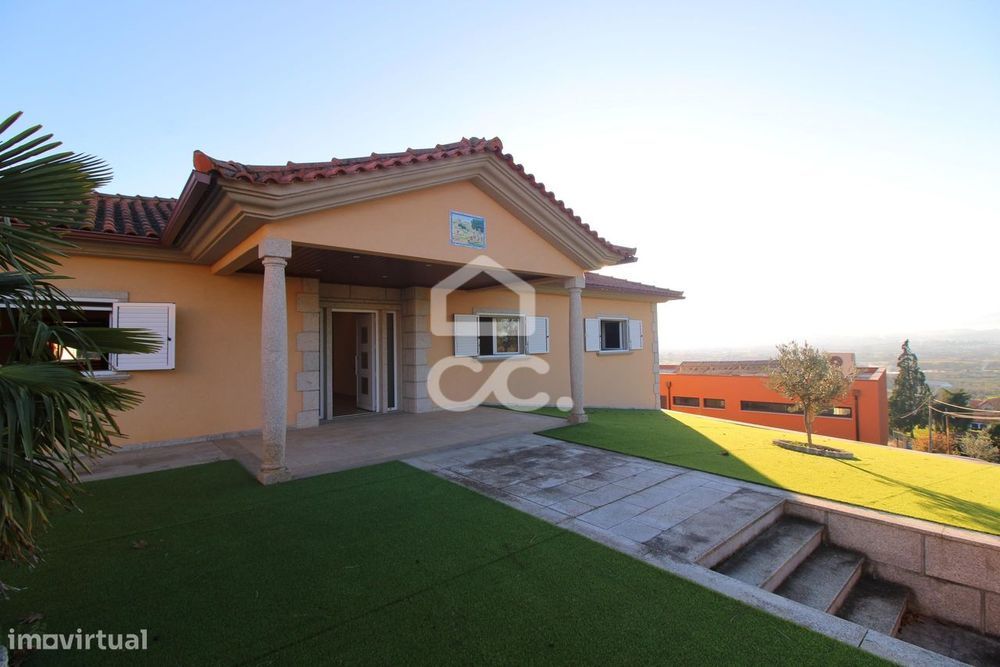 Moradia T4 com terreno envolvente, garagem para ampla com vistas para