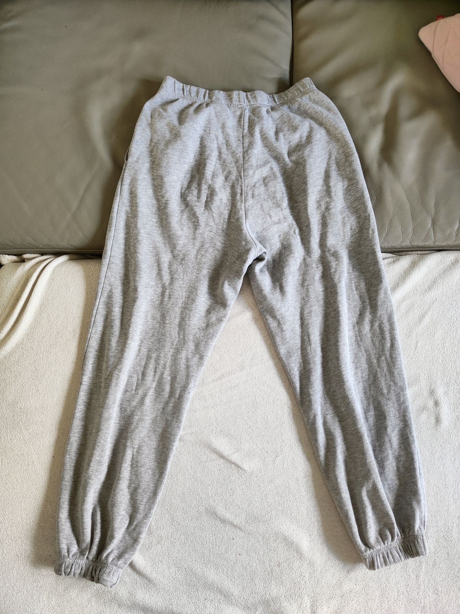 Szare dresy damskie z H&M