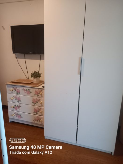 Quarto solteiro,confortavelarejado com varanda