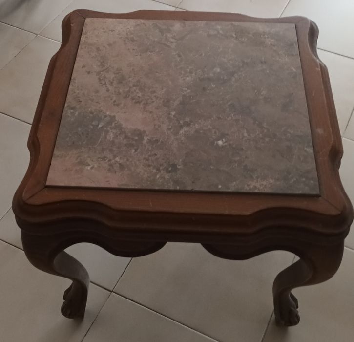 Mesinha com tampo de mármore