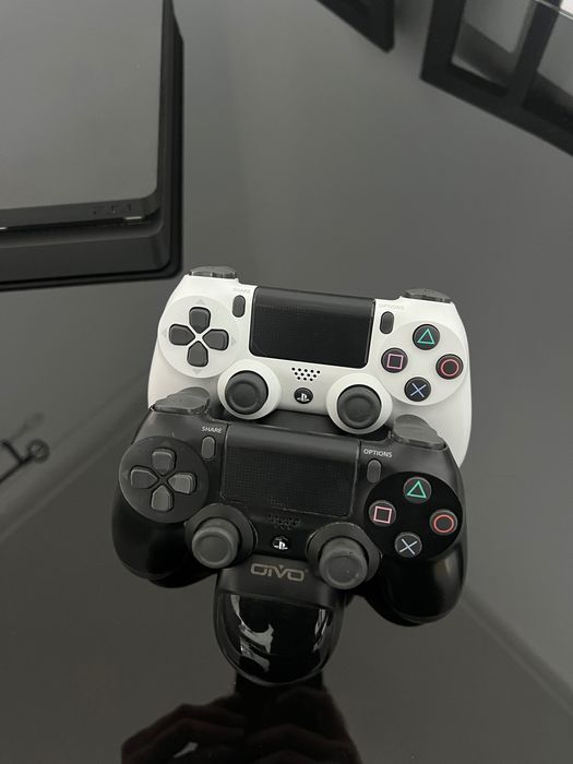 PlayStation 4 com 500GB+ Jogo “FARCRY5”+ 2 Comandos, Carregador+cabos