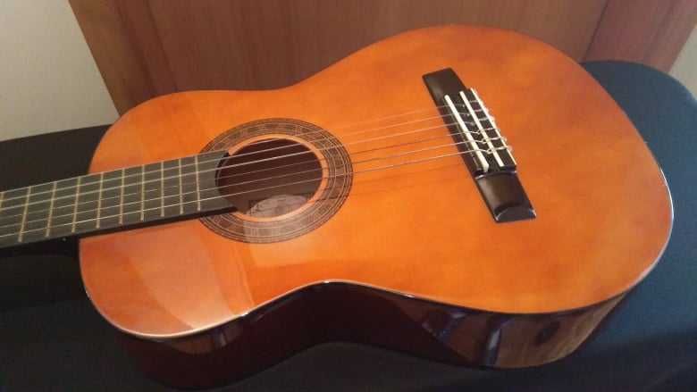 Traveler guitar YAMAHA tamanho 1/2 criança ate 7 anos ( nylon )