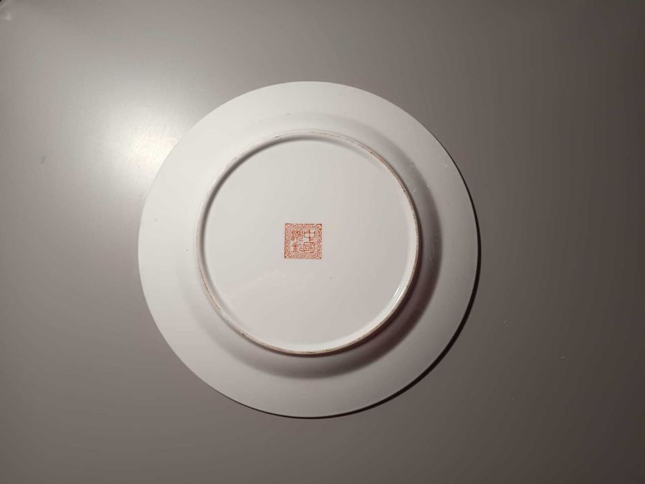 Prato decorativo chinês com motivo de fénix e flores de peónia