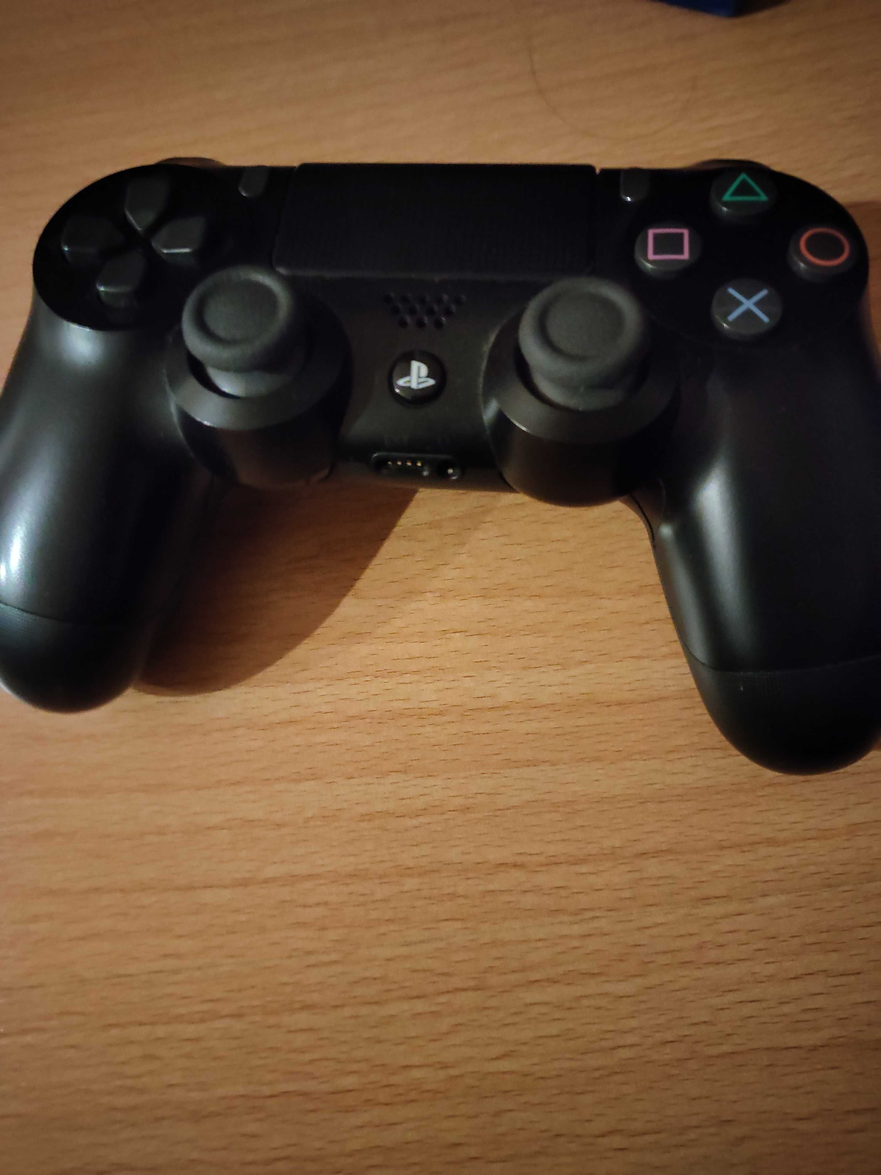 Ps4 500 gb com comando e dois jogos.