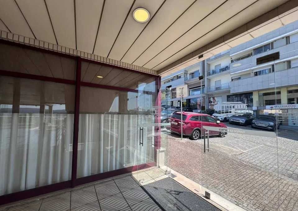 Loja para arrendar no centro de Paredes