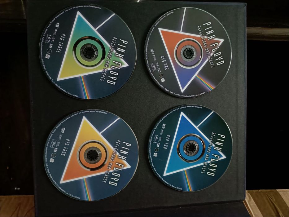 Colecção de 4 DVDs e livro com a história da banda Pink Floyd