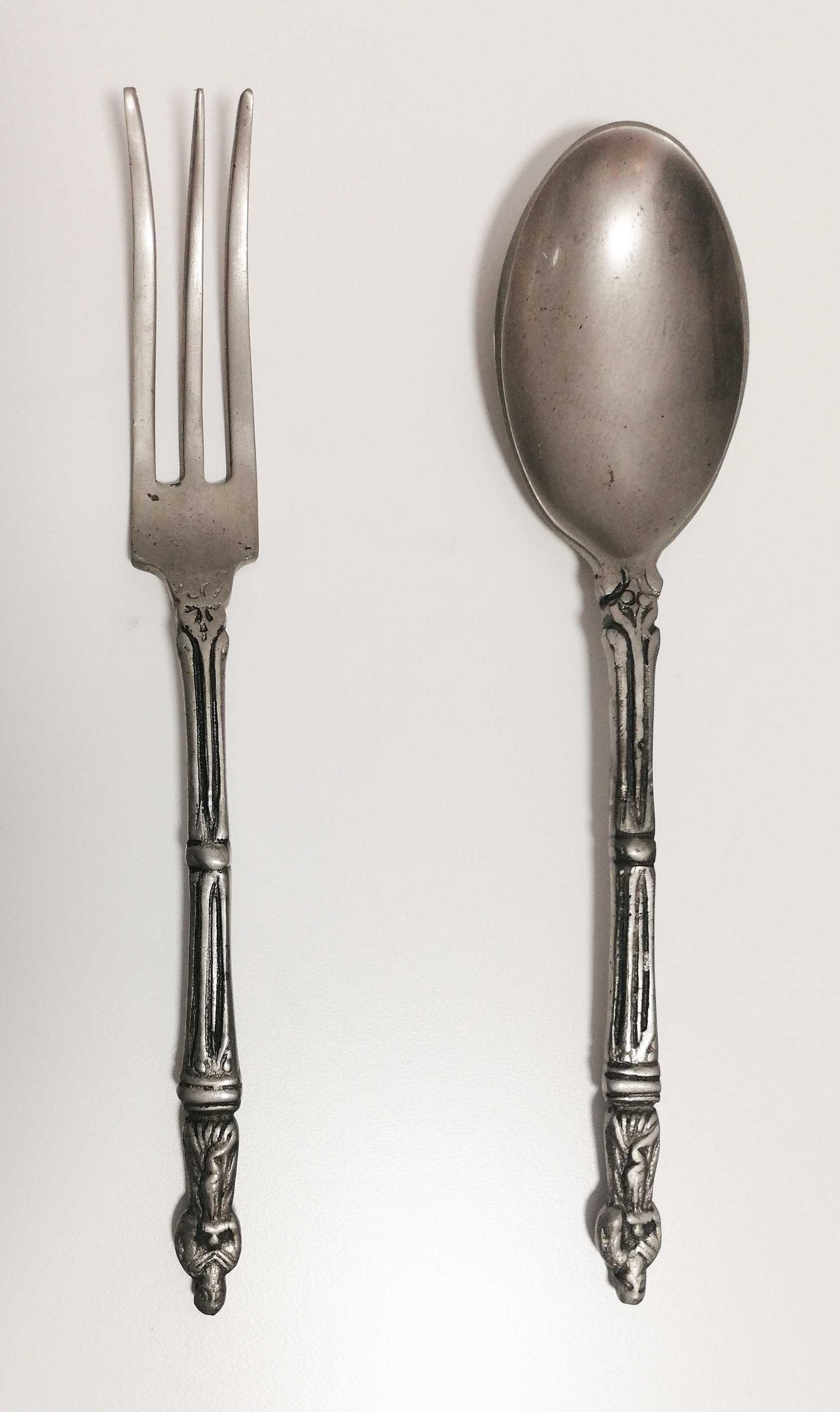 Garfo e colher de estanho