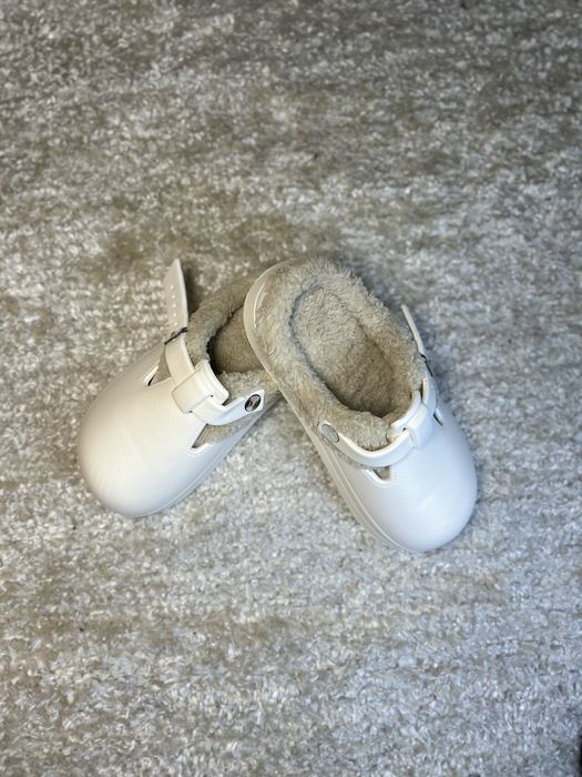 Pantufa Ugg forro de pelúcia.