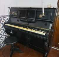 Piano, banco e partituras muito antigas