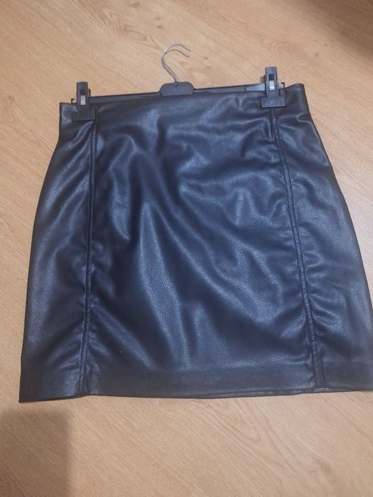 Saia de cabedal muito elegante. Veste pequeno