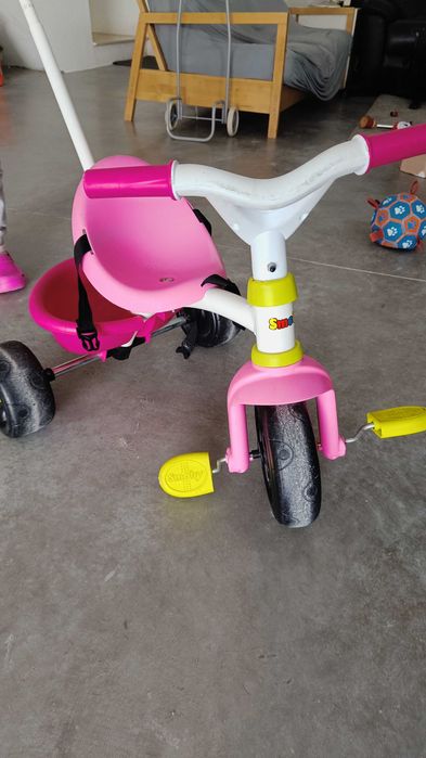 Triciclo rosa a pedais