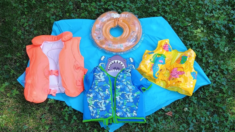 Продаються дитячі надувні круги, жилети  та нарукавнички для плавання.