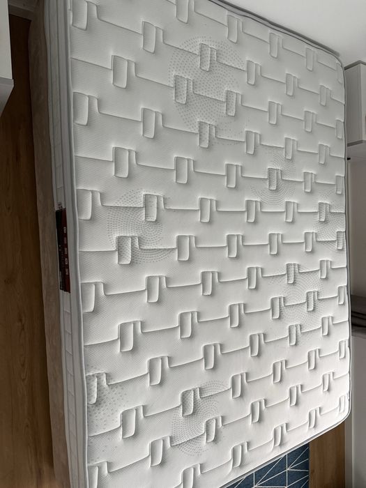 Cama e colchão usado