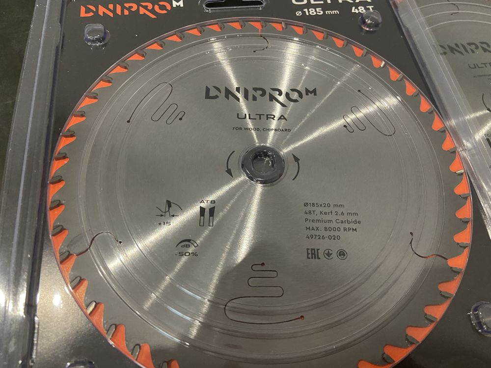 Циркулярна пила Dnipro-M CS-185LX з пиляльними дисками