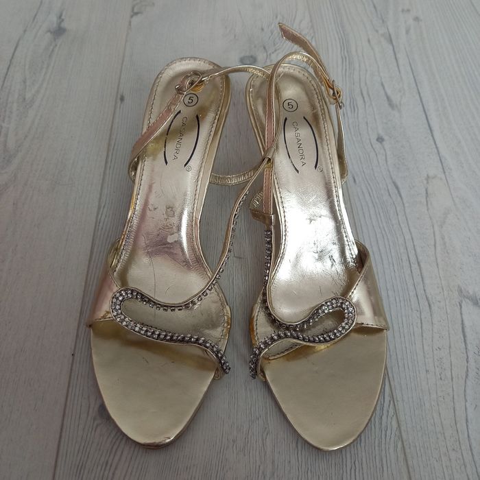 Luksusowe złote sandałki szpilki oryginalne Casandra sandały obcasie