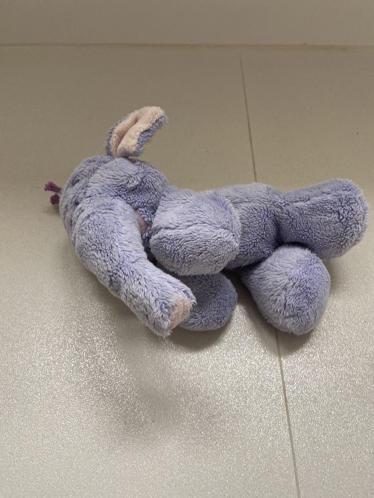 Elefante pequeno em peluche e ursinho