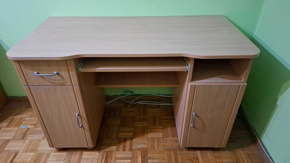 biurko z półkami i szufladą