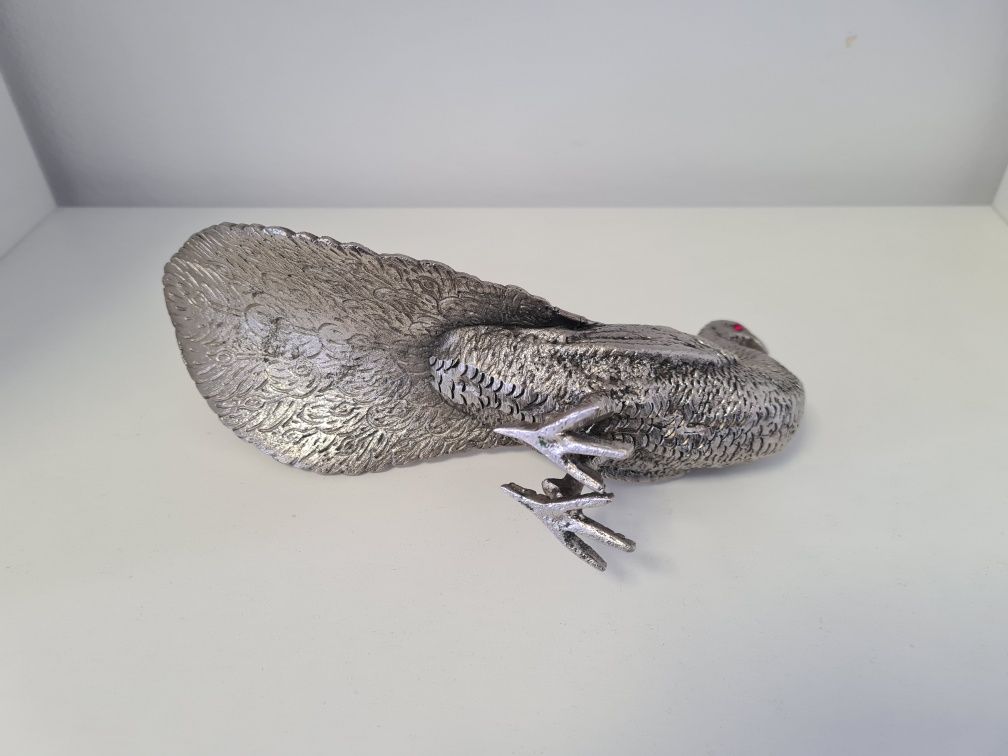Pavão e faisão em metal