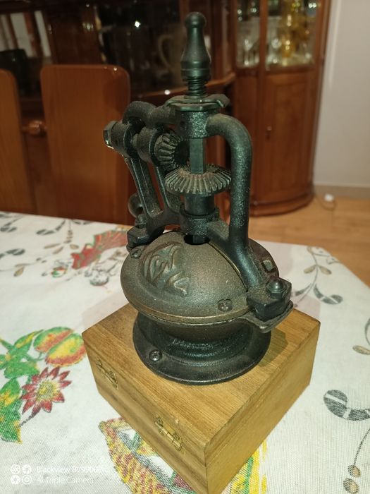 Pequenino moinho de café mas muito robusto