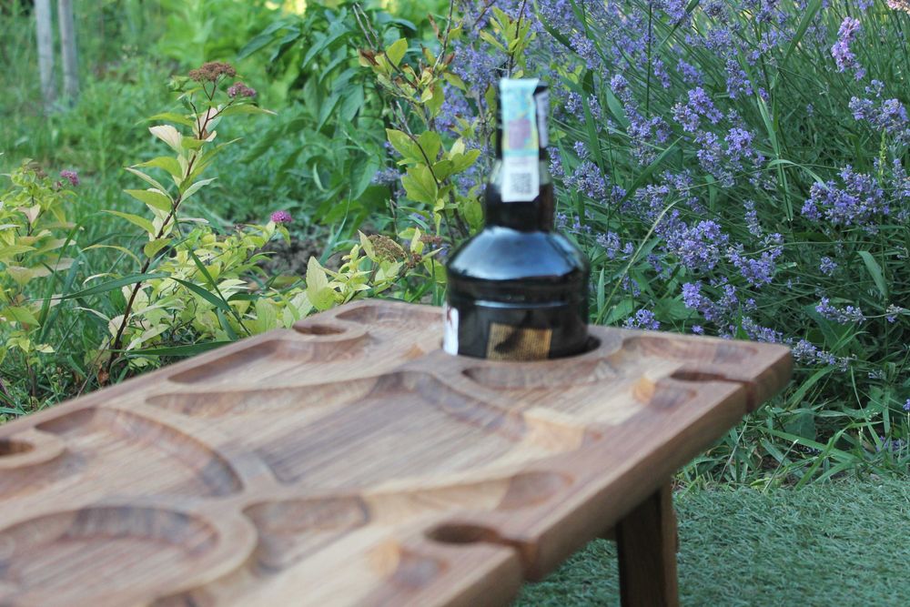 Винний столик дубовий – атмосфера в деталях