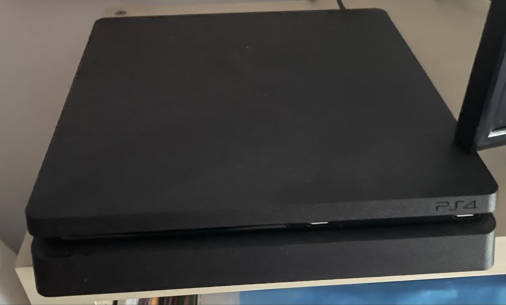 PlayStation PS4 com 2 comandos e 3 jogos