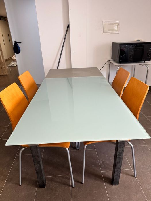 Mesa de  vidro  e cadeiras