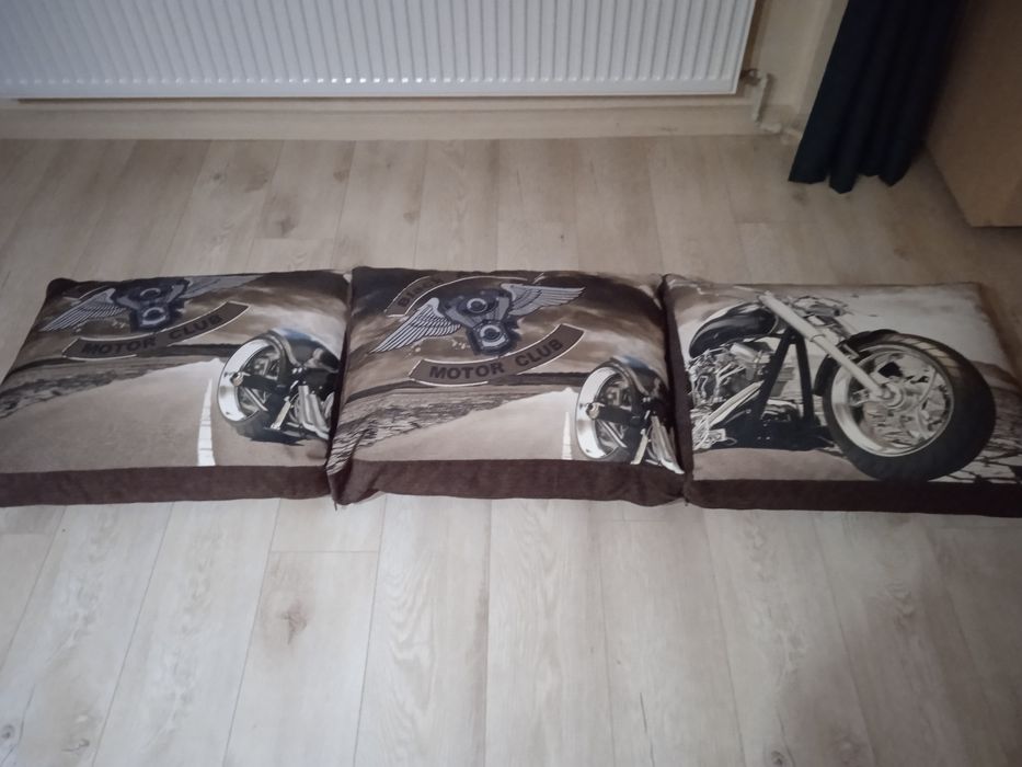 Poduchy  z  motywem motoru