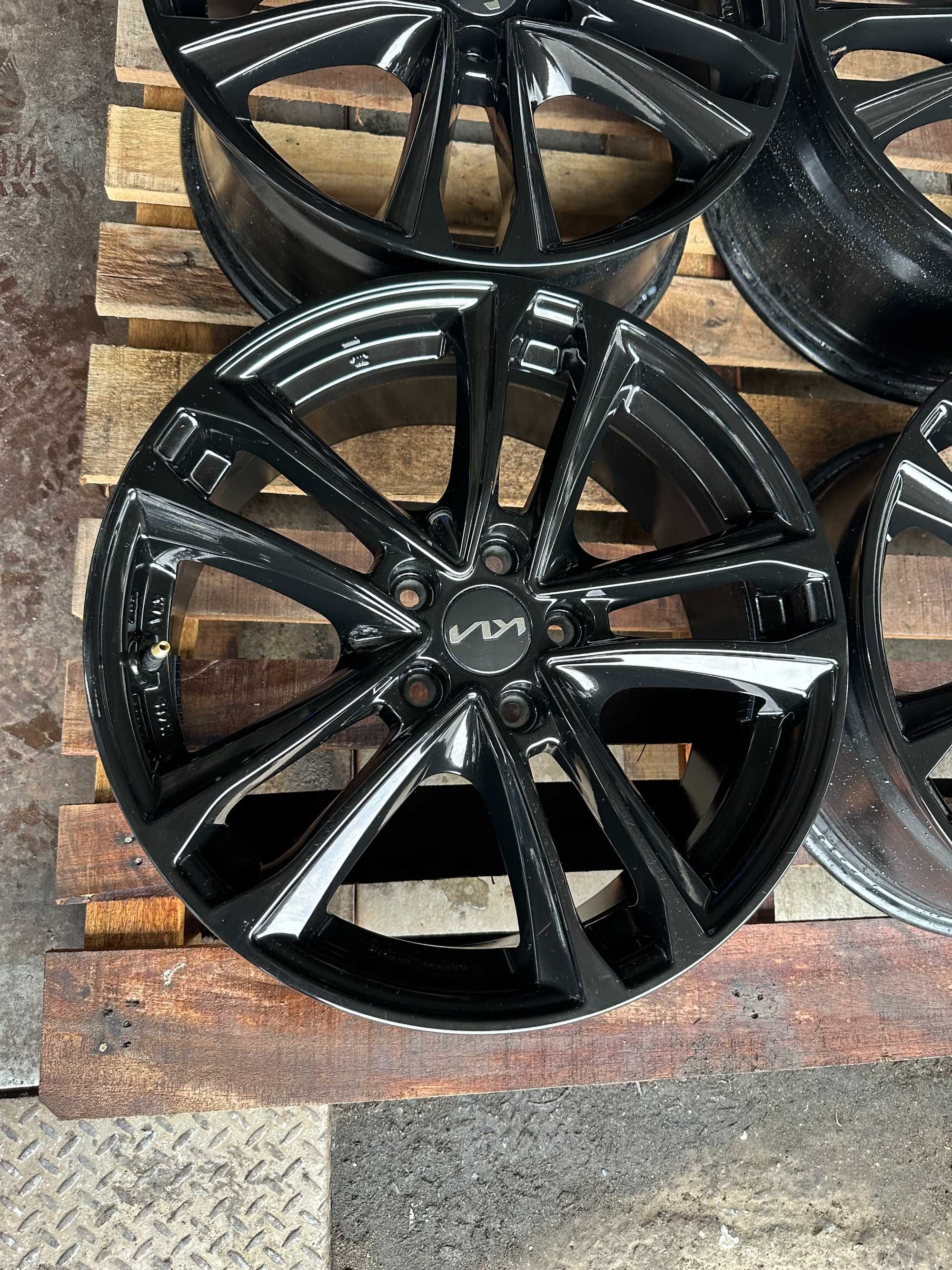 5x114,3  7,5j x 18" et49,5 KIA komplet alufelgi z czujnikami